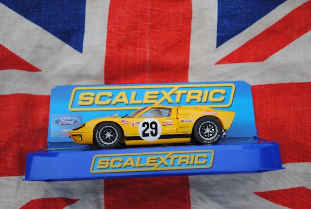 ScaleXtric C3211  Ford GT40 MkII 1970 Sebring Heppenstall / Grant
